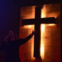 Cruz iluminada durante o Night for Jesus